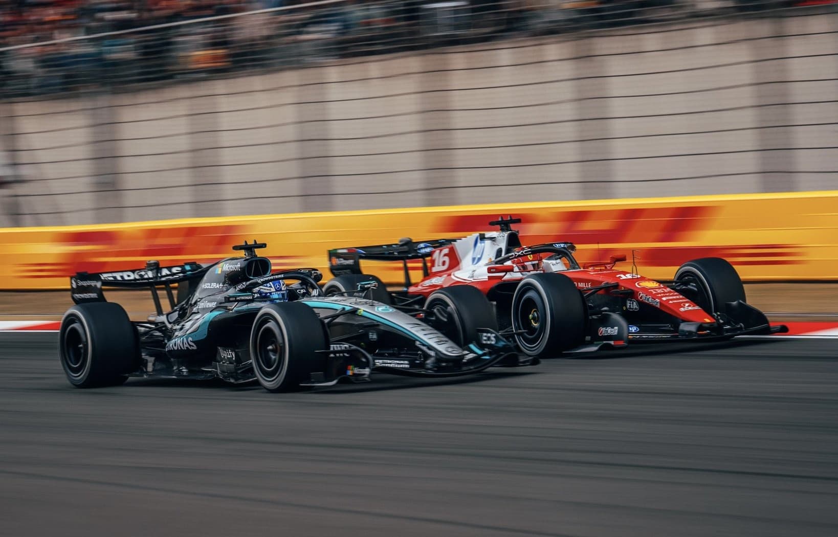 Antonelli wygrał pierwszy wyścig w F1! Wielka walka w Ferrari, podwójny dramat McLarena