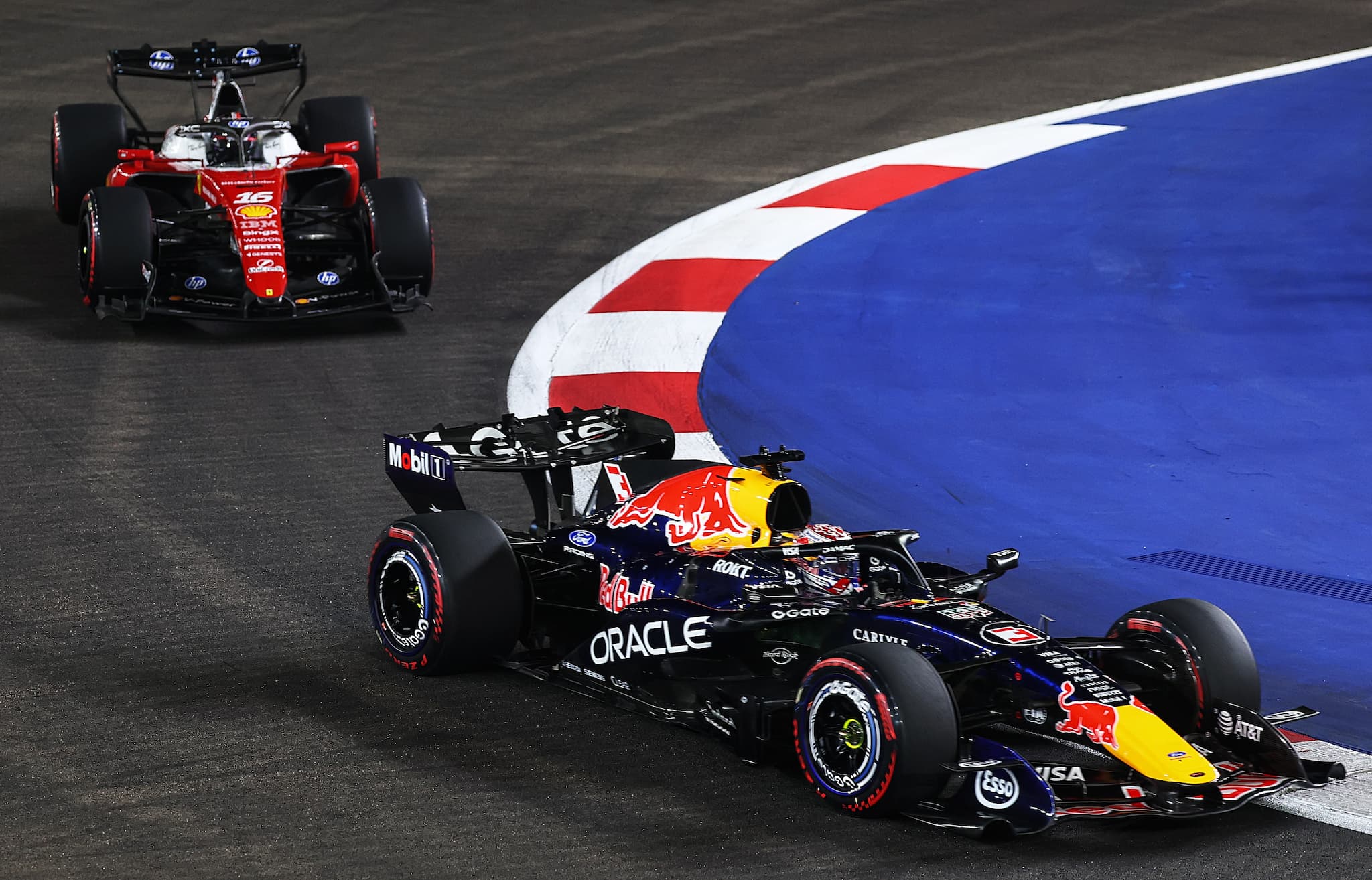 Leclerc mógł inaczej rozegrać walkę z Verstappenem w GP Singapuru | F1