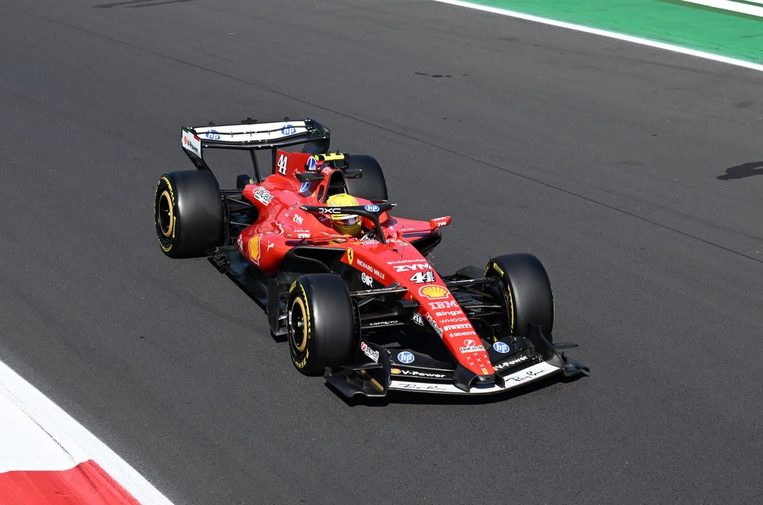 Dwóch kierowców rusza z pit lane. Ustawienie na starcie wyścigu F1 (GP Włoch 2026)