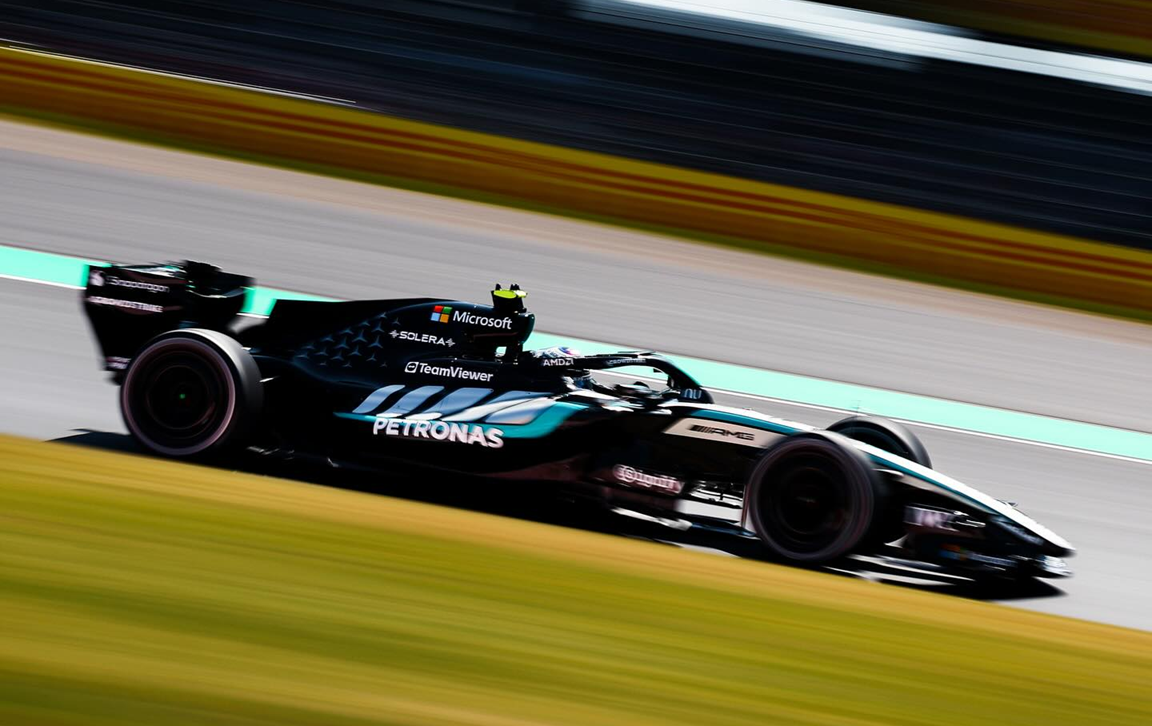 F1: Mercedesy najszybsze na otwarcie weekendu w Japonii, kolizja Albona i Pereza