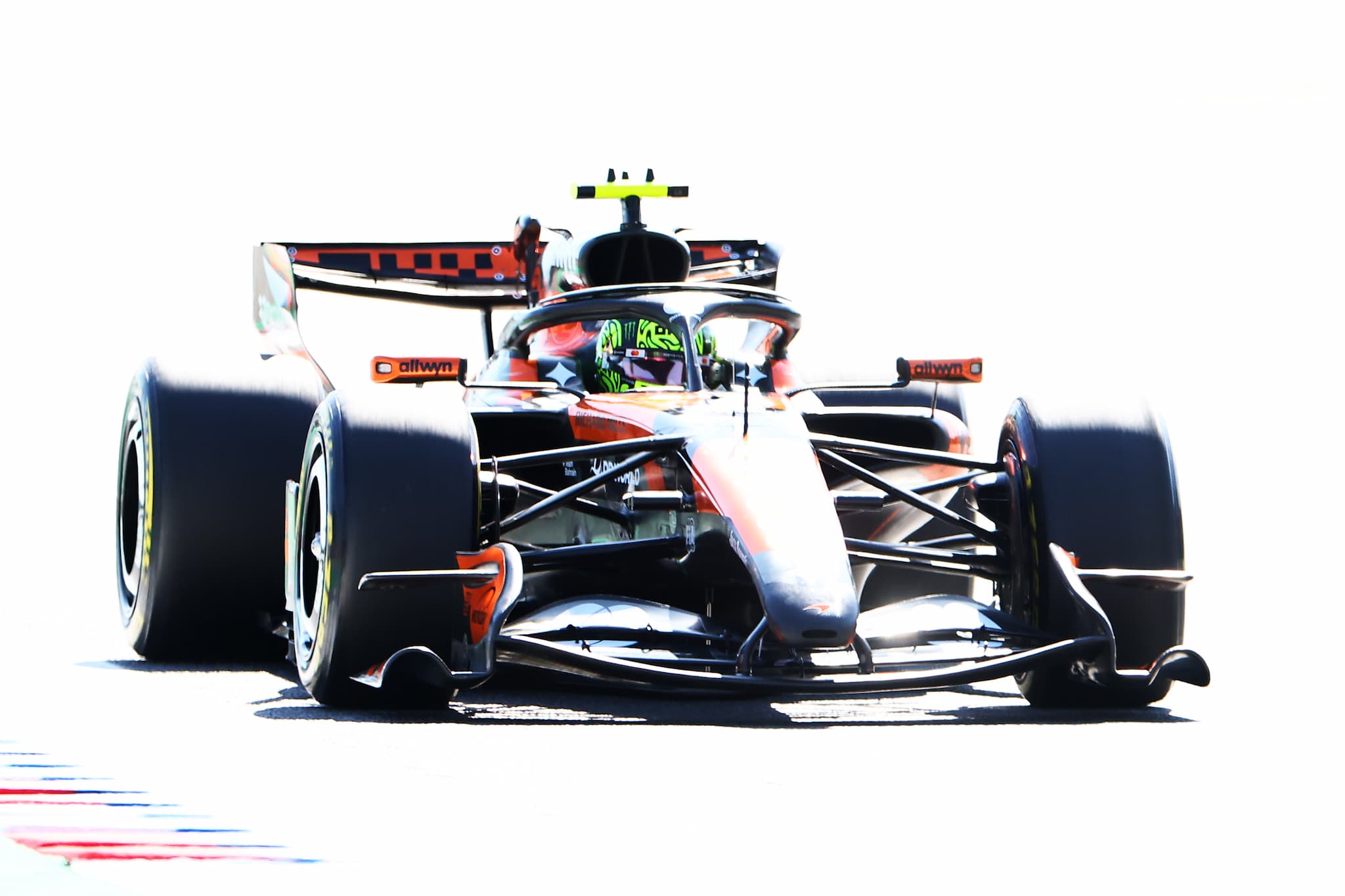 Opony cierpią pod Barceloną. Norris minimalnie przed Russellem w drugim treningu F1