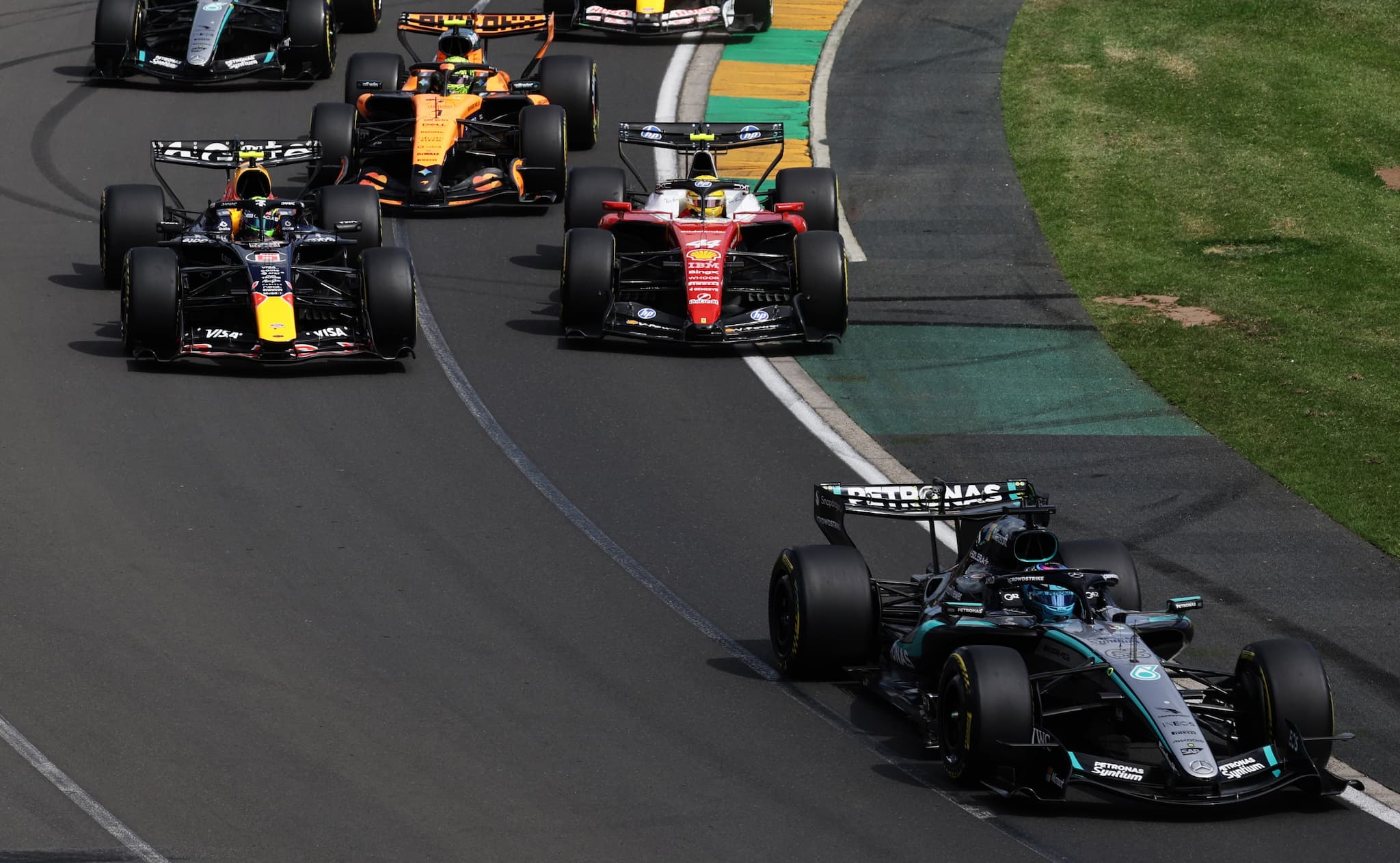F1: Poprawki silnikowe Ferrari i Mercedesa. Red Bull z ważnym pakietem na GP Austrii