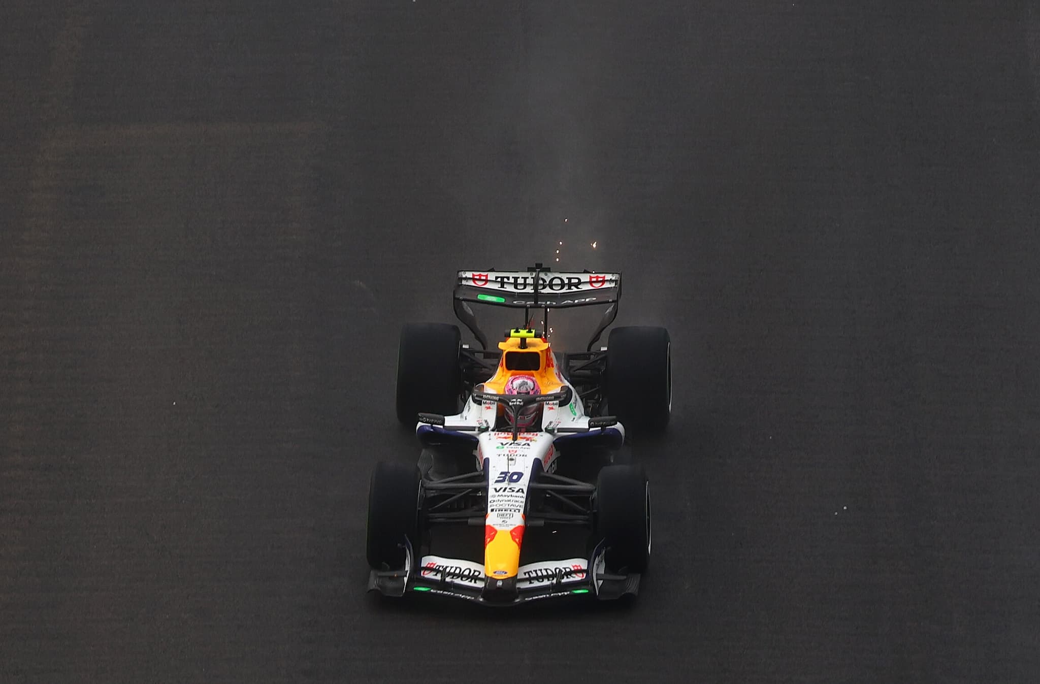 Trzech kierowców rusza z pit lane. Ustawienie na starcie wyścigu F1 (GP Singapuru 2026)